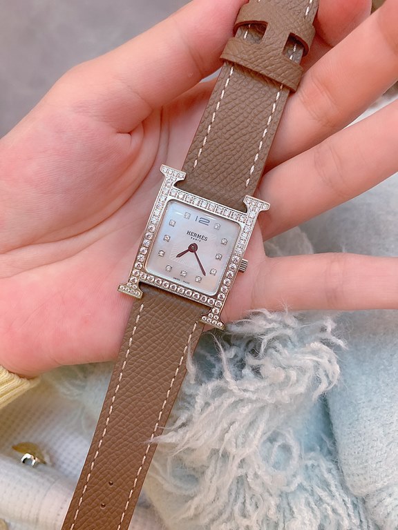 Hermès Early Spring 2022  Latest ColorwaySmall stainless steel case measuring 21 x 21 mm Diamond-set sandblasted black PVD-coated dial set with 36 diamondsQuartz movement, Swiss madeFunctions hour and minute indicationWa