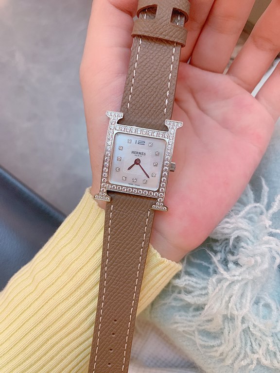 Hermès Early Spring 2022  Latest ColorwaySmall stainless steel case measuring 21 x 21 mm Diamond-set sandblasted black PVD-coated dial set with 36 diamondsQuartz movement, Swiss madeFunctions hour and minute indicationWa