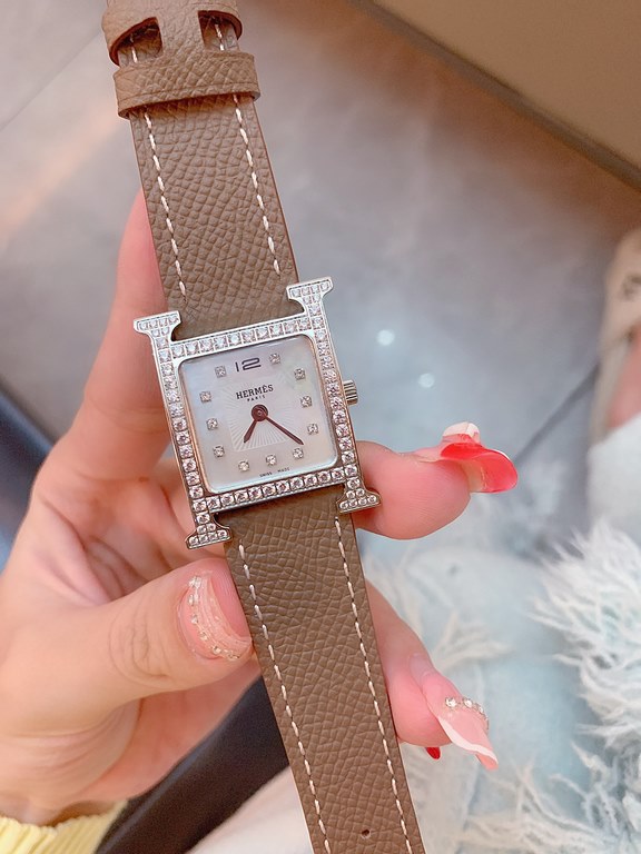 Hermès Early Spring 2022  Latest ColorwaySmall stainless steel case measuring 21 x 21 mm Diamond-set sandblasted black PVD-coated dial set with 36 diamondsQuartz movement, Swiss madeFunctions hour and minute indicationWa