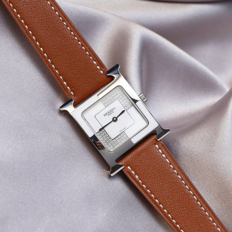 Hermès HERMèS HEURE H collection. The letter H is used to shape the case of the watch, a sign of the Maison's maverick, standard-issue style that has evolved over time and remains a constant, making it one of the most po