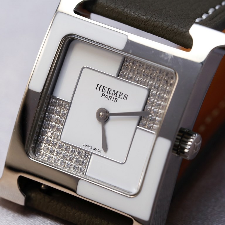 Hermès HERMèS HEURE H collection. The letter H is used to shape the case of the watch, a sign of the Maison's maverick, standard-issue style that has evolved over time and remains a constant, making it one of the most po