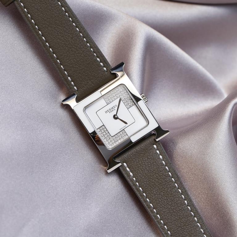 Hermès HERMèS HEURE H collection. The letter H is used to shape the case of the watch, a sign of the Maison's maverick, standard-issue style that has evolved over time and remains a constant, making it one of the most po