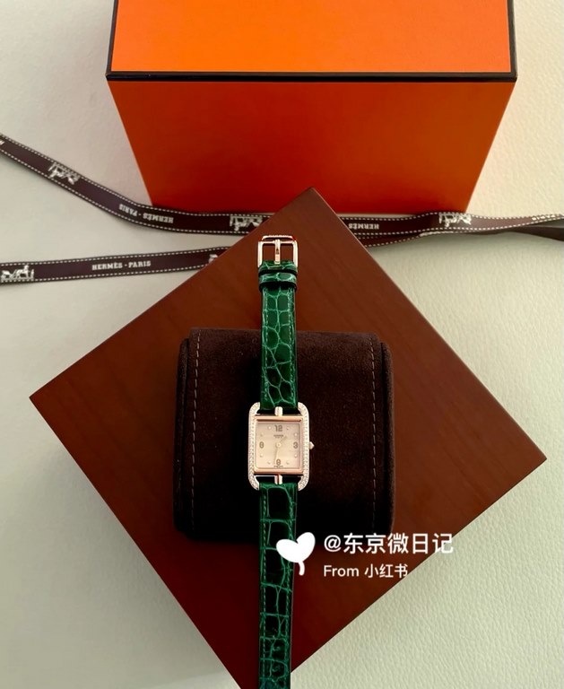 Hermes NANTUCKET series, follow the pace of Hermes cape cod, naughty to meet the wonderful future, Hong Kong DFS Global Duty Free new listing diameter small 21mm medium 26mm mother-of-pearl dial, Swiss quartz movement, C