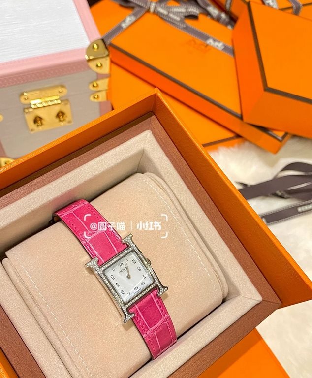 Hermes NANTUCKET series, follow the pace of Hermes cape cod, naughty to meet the wonderful future, Hong Kong DFS Global Duty Free new listing diameter small 21mm medium 26mm mother-of-pearl dial, Swiss quartz movement, C