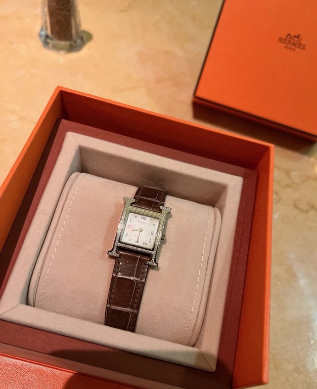 Hermes NANTUCKET series, follow the pace of Hermes cape cod, naughty to meet the wonderful future, Hong Kong DFS Global Duty Free new listing diameter small 21mm medium 26mm mother-of-pearl dial, Swiss quartz movement, C