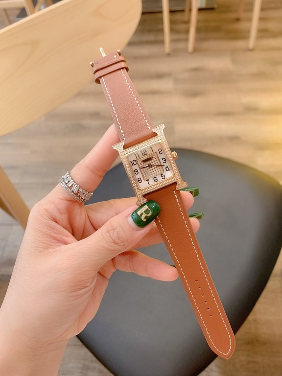 The case of the Heure H watch is crafted by Hermès HOrlOger artisans. The H is a symbol that has remained vibrant, energetic and fresh over the years. All thanks in large part to the unique idea of capturing time in a si