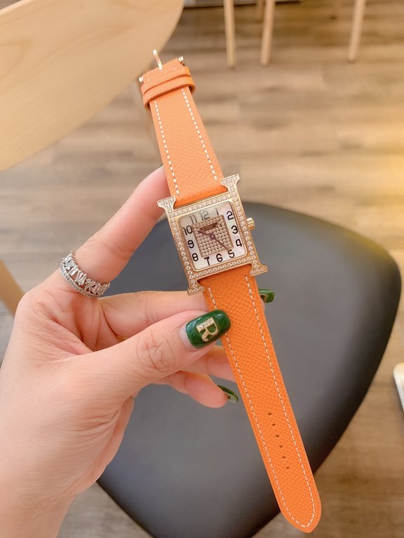 The case of the Heure H watch is crafted by Hermès HOrlOger artisans. The H is a symbol that has remained vibrant, energetic and fresh over the years. All thanks in large part to the unique idea of capturing time in a si