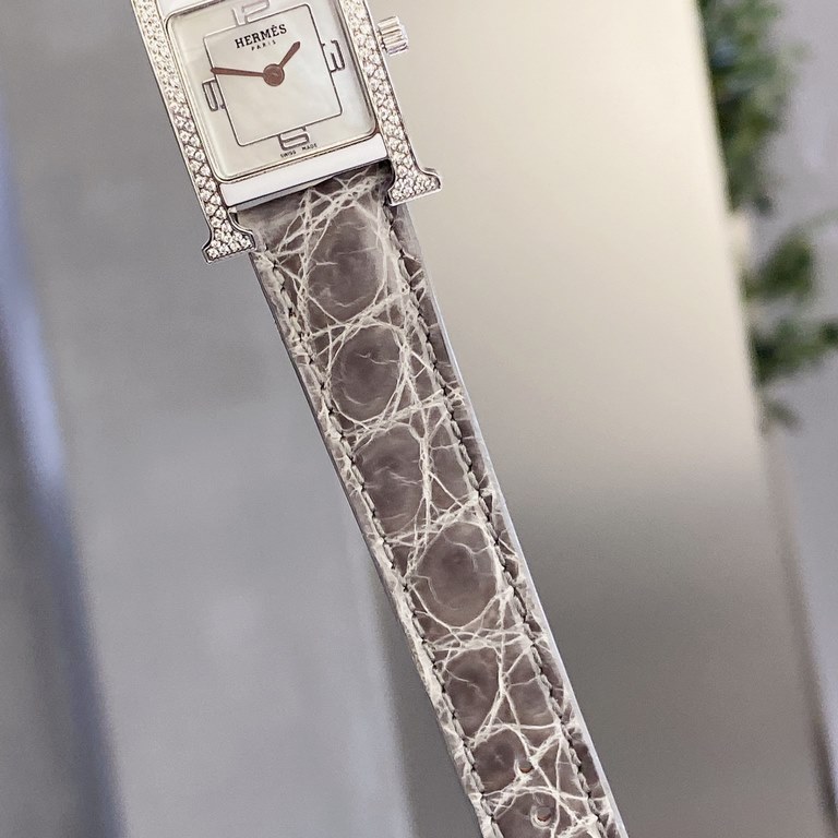 Alligator LeatherHermès HEURE H series, the most classic H case, white natural mother-of-pearl face, hand-polished from the square dial of the watch is really no resistance at all. 316 stainless steel case polished H sha