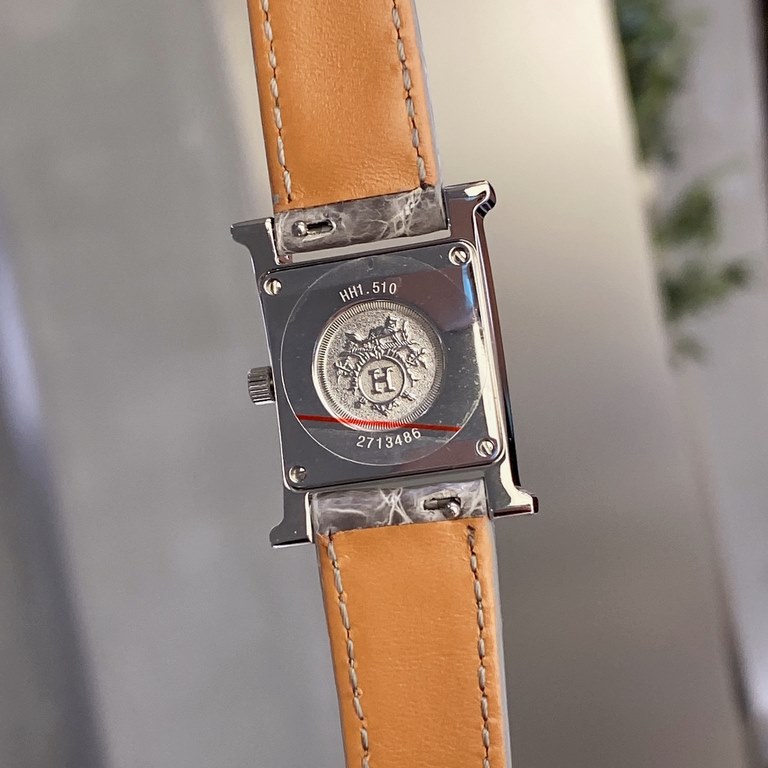 Alligator LeatherHermès HEURE H series, the most classic H case, white natural mother-of-pearl face, hand-polished from the square dial of the watch is really no resistance at all. 316 stainless steel case polished H sha