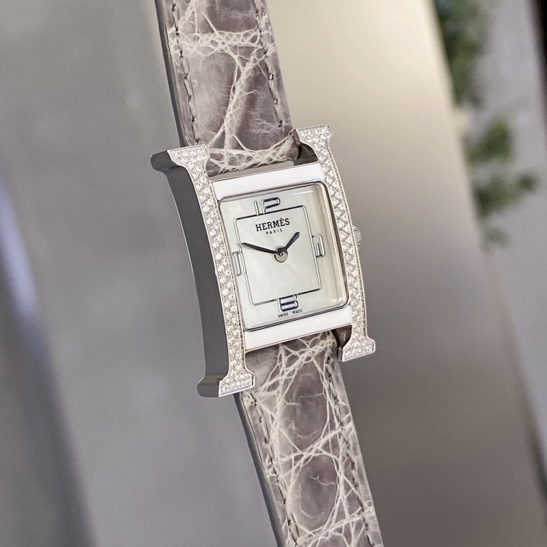 Alligator LeatherHermès HEURE H series, the most classic H case, white natural mother-of-pearl face, hand-polished from the square dial of the watch is really no resistance at all. 316 stainless steel case polished H sha