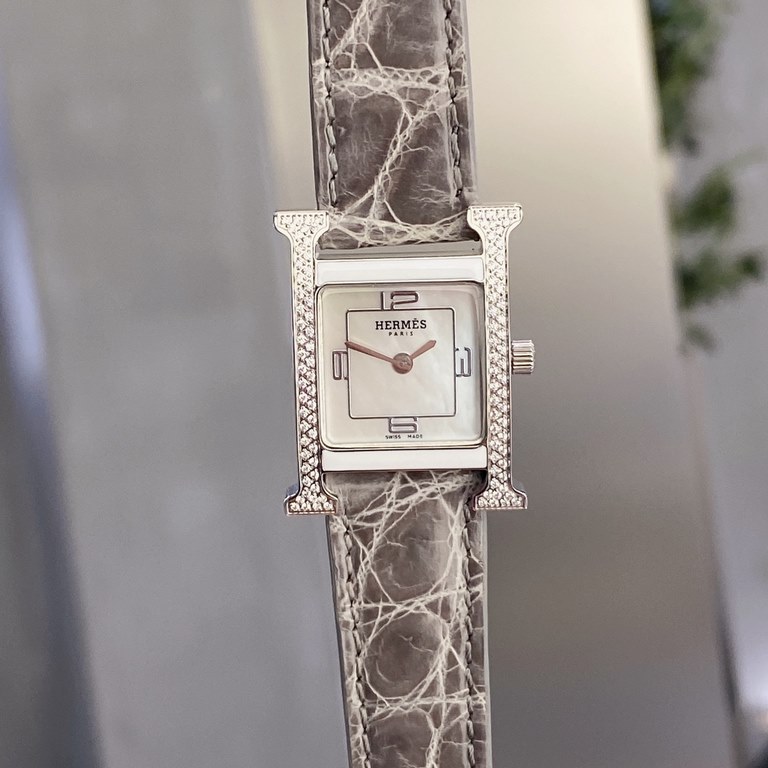 Alligator LeatherHermès HEURE H series, the most classic H case, white natural mother-of-pearl face, hand-polished from the square dial of the watch is really no resistance at all. 316 stainless steel case polished H sha