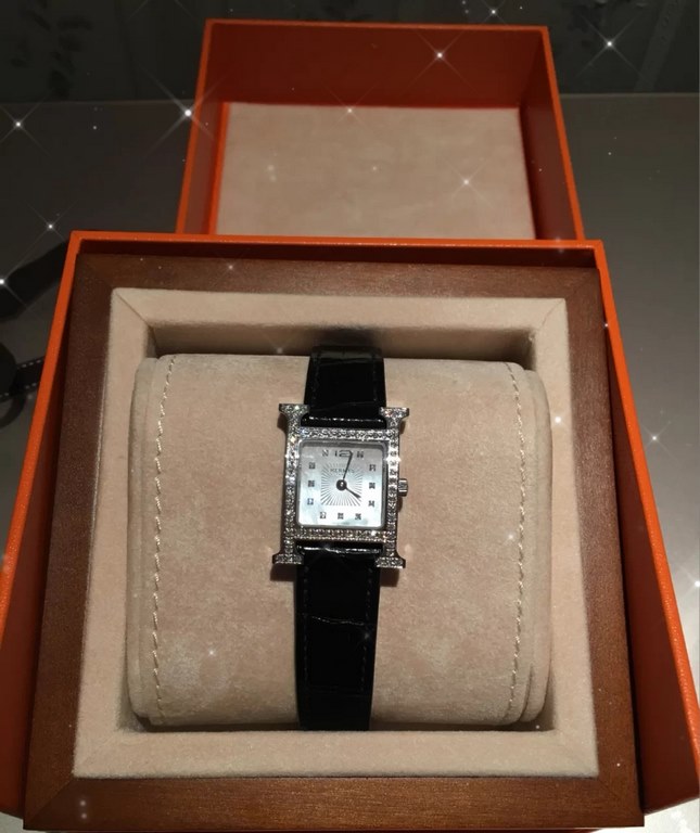 Crocodile. Gold. Diamonds.Hermes HEURE H series, the most classic H case, white natural mother-of-pearl face, hand-polished, the square dial of the watch really have no resistance. 316 stainless steel case polished H sha