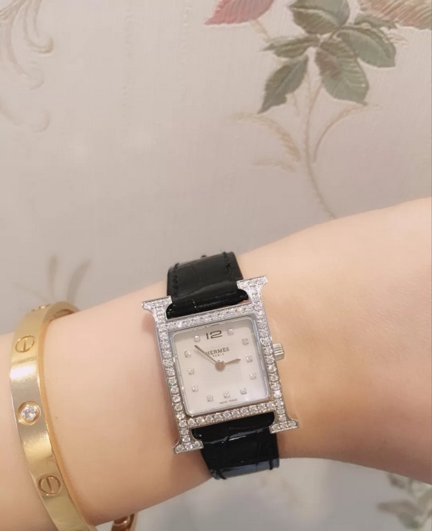 Crocodile. Gold. Diamonds.Hermes HEURE H series, the most classic H case, white natural mother-of-pearl face, hand-polished, the square dial of the watch really have no resistance. 316 stainless steel case polished H sha