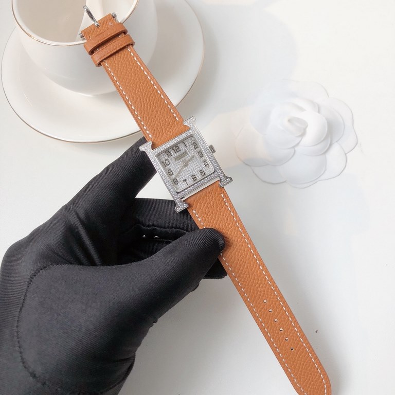 The case of the Heure H watch is crafted by Hermès HOrlOger artisans. The H is a symbol that has remained vibrant, energetic and fresh over the years. All thanks in large part to the unique idea of capturing time in a si