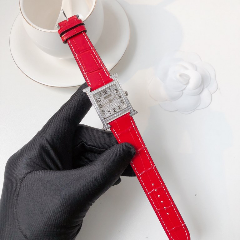 The case of the Heure H watch is crafted by Hermès HOrlOger artisans. The H is a symbol that has remained vibrant, energetic and fresh over the years. All thanks in large part to the unique idea of capturing time in a si