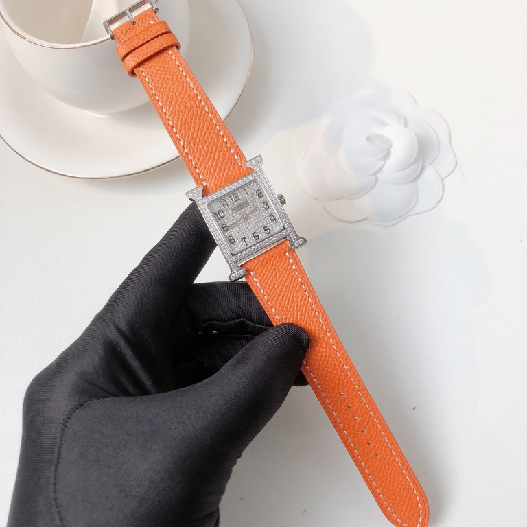 The case of the Heure H watch is crafted by Hermès HOrlOger artisans. The H is a symbol that has remained vibrant, energetic and fresh over the years. All thanks in large part to the unique idea of capturing time in a si