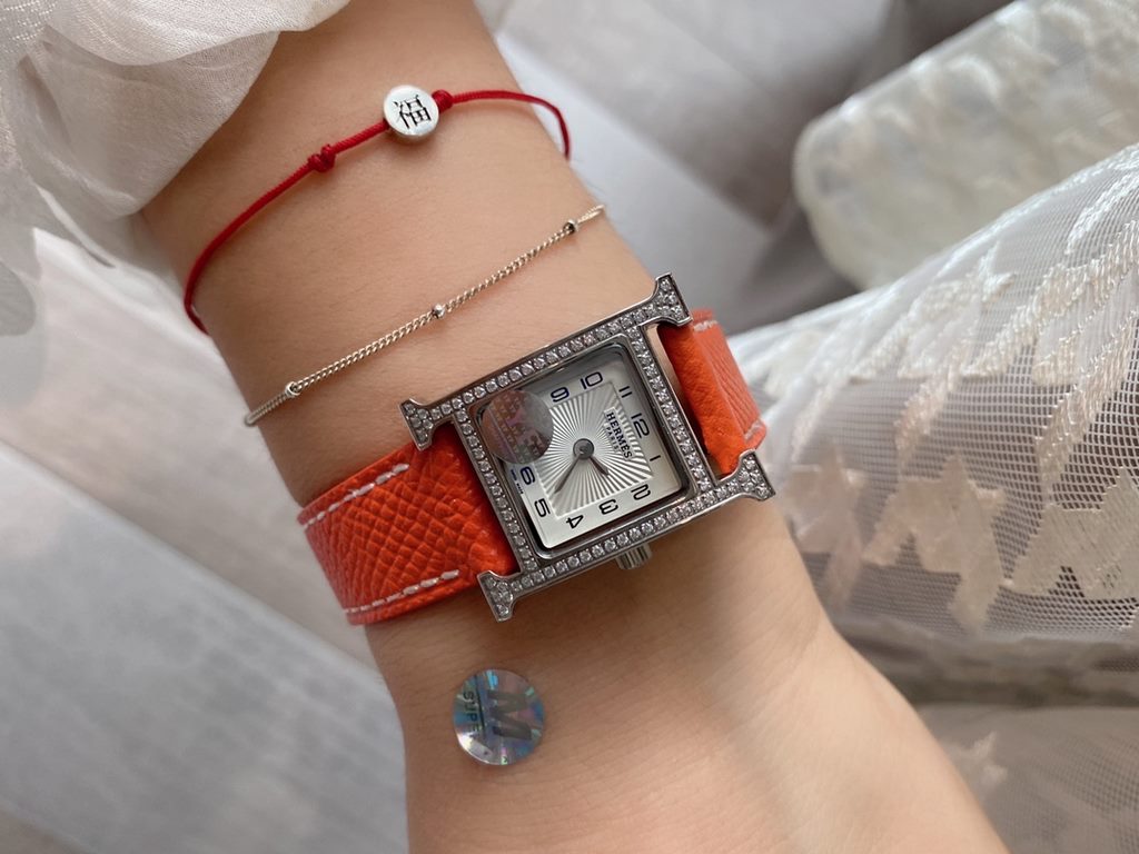 White diamonds. Diamonds   Hermès Heure H CollectionDesigner Philippe Mouquet in 1996 to promote the birth of the new Hermès everlasting constant mark, size 21x21mm case material 316 steel, with Swiss movement, Italian h