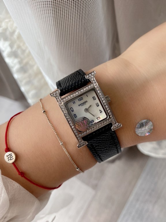 White diamonds. Diamonds   Hermès Heure H CollectionDesigner Philippe Mouquet in 1996 to promote the birth of the new Hermès everlasting constant mark, size 21x21mm case material 316 steel, with Swiss movement, Italian h