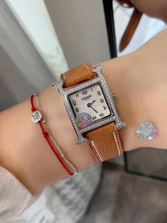 White diamonds. Diamonds   Hermès Heure H CollectionDesigner Philippe Mouquet in 1996 to promote the birth of the new Hermès everlasting constant mark, size 21x21mm case material 316 steel, with Swiss movement, Italian h