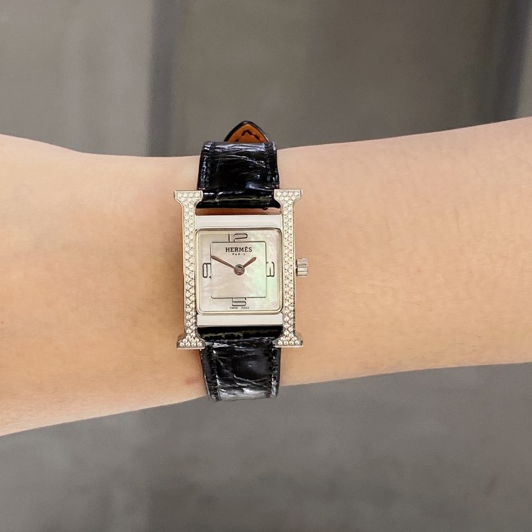 Alligator LeatherHermès HEURE H series, the most classic H case, white natural mother-of-pearl face, hand-polished from the square dial of the watch is really no resistance at all. 316 stainless steel case polished H sha