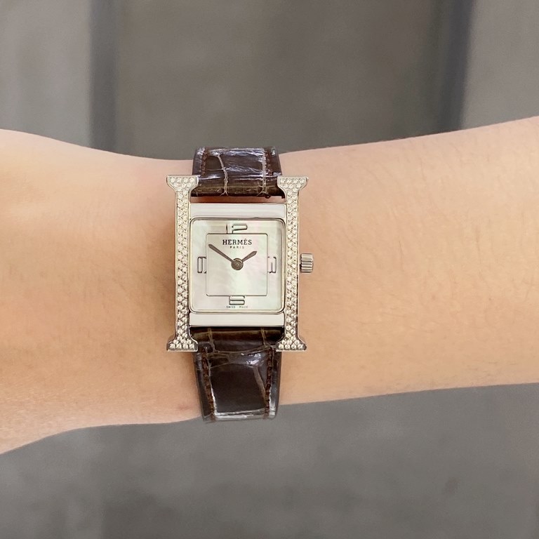 Alligator LeatherHermès HEURE H series, the most classic H case, white natural mother-of-pearl face, hand-polished from the square dial of the watch is really no resistance at all. 316 stainless steel case polished H sha