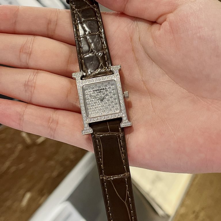 Crocodile full diamond series   Hermes NANTUCKET series, follow the pace of hermes cape cod, naughty to meet the wonderful future, Hong Kong DFS Global Duty Free Shop new listing Diameter small 21mm A big sky star dial, 