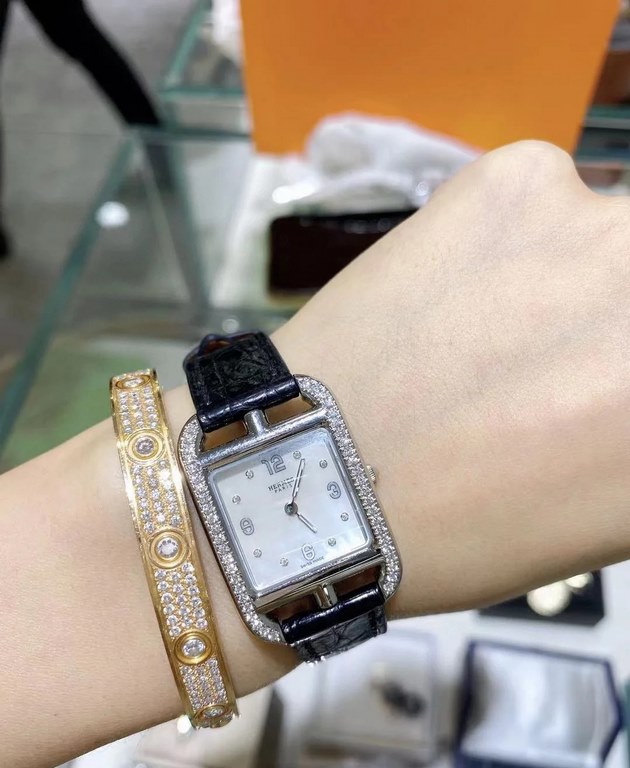 Hermes NANTUCKET series, follow the pace of Hermes cape cod, naughty to meet the wonderful future, Hong Kong DFS Global Duty Free new listing diameter small 21mm medium 26mm mother-of-pearl dial, Swiss quartz movement, C