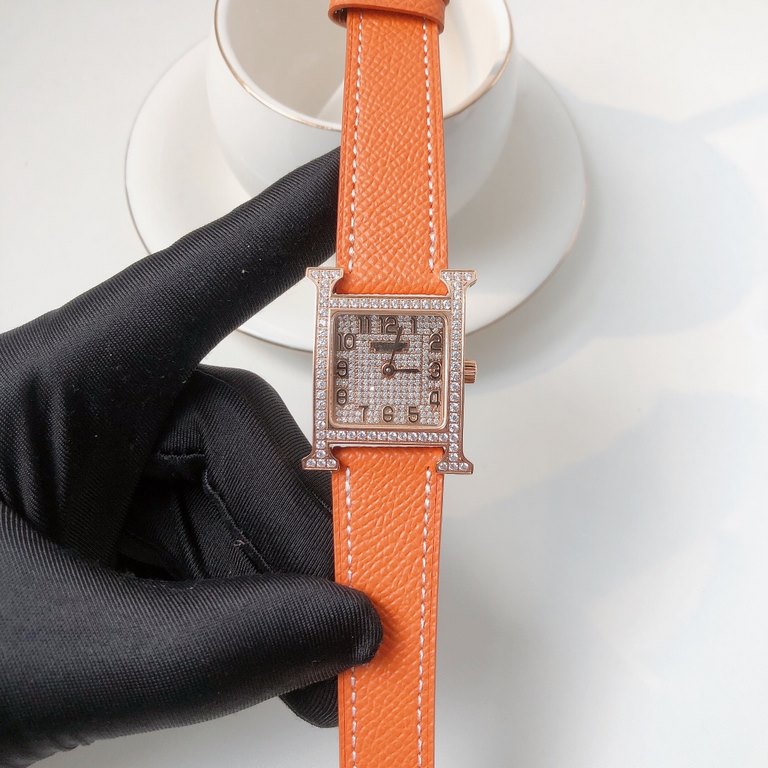 The case of the Heure H watch is crafted by Hermès HOrlOger artisans. The H is a symbol that has remained vibrant, energetic and fresh over the years. All thanks in large part to the unique idea of capturing time in a si