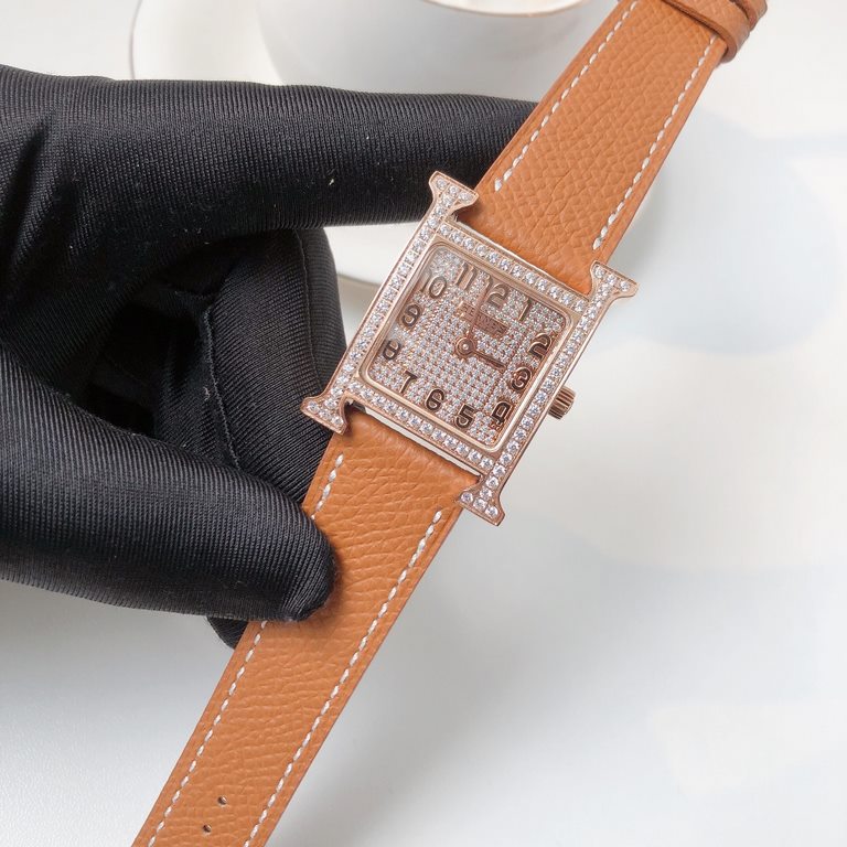 The case of the Heure H watch is crafted by Hermès HOrlOger artisans. The H is a symbol that has remained vibrant, energetic and fresh over the years. All thanks in large part to the unique idea of capturing time in a si