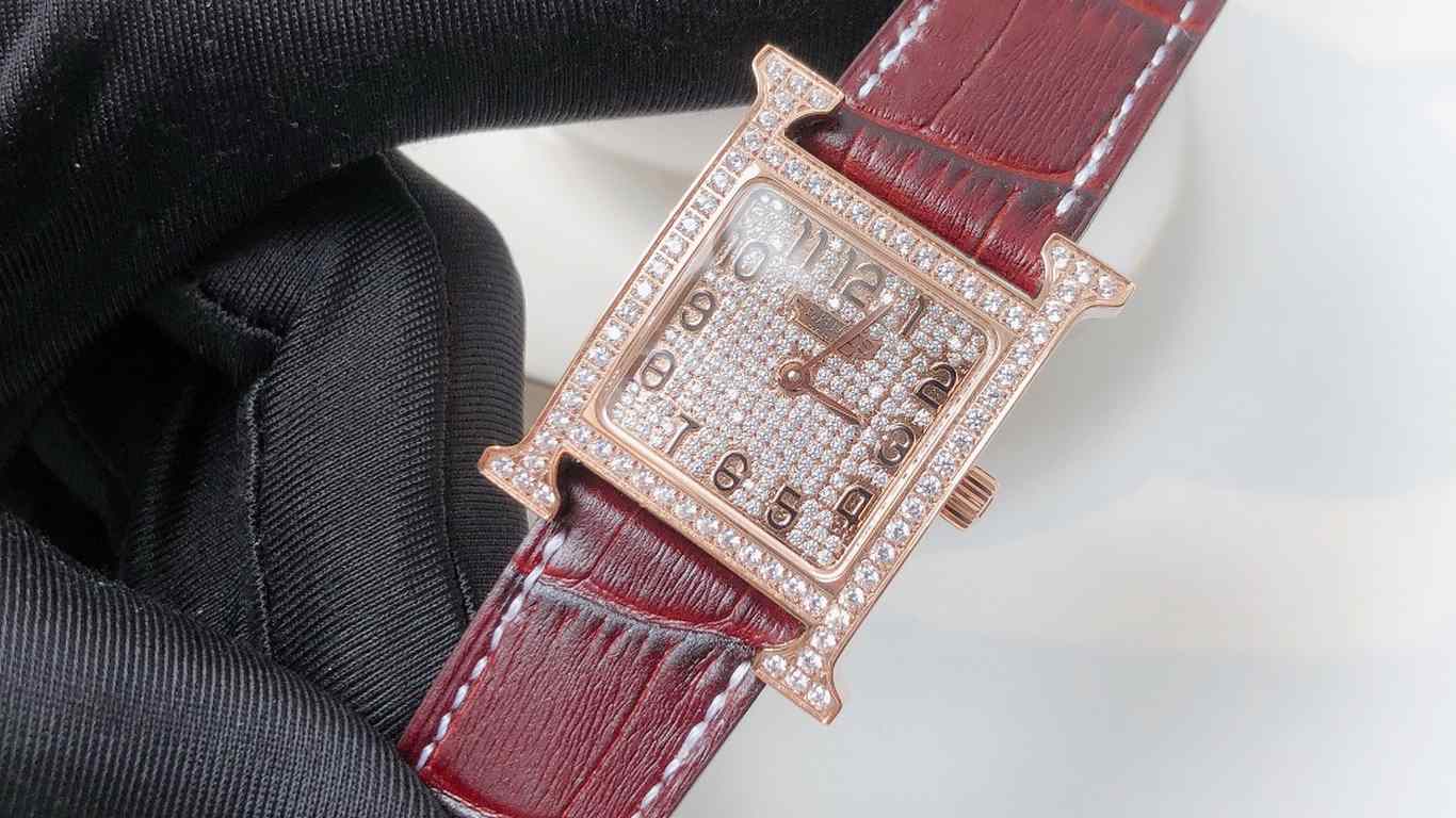 The case of the Heure H watch is crafted by Hermès HOrlOger artisans. The H is a symbol that has remained vibrant, energetic and fresh over the years. All thanks in large part to the unique idea of capturing time in a si