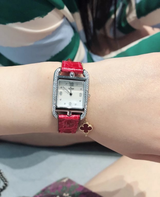 White light, gold light, diamonds. Crocodile LeatherHermes NANTUCKET series, follow the pace of Hermes cape cod, naughty to meet the wonderful future, Hong Kong DFS Global Duty Free new listing diameter 23mm mother-of-pe