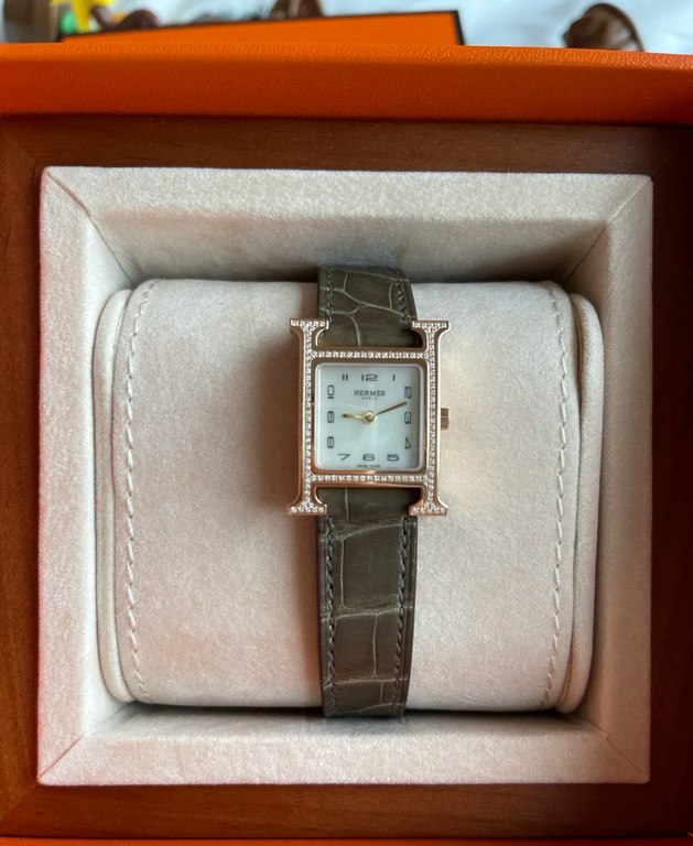 Hermes HEURE H series, the most classic H case, white natural mother-of-pearl face, purely hand-polished and made of this square dial watches really have no resistance at all.316 stainless steel case precision polished H