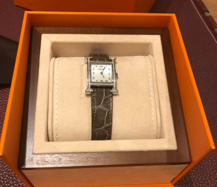 Hermes HEURE H series, the most classic H case, white natural mother-of-pearl face, purely hand-polished and made of this square dial watches really have no resistance at all.316 stainless steel case precision polished H