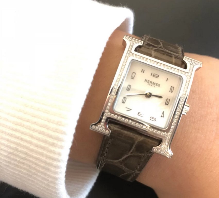 Hermes HEURE H series, the most classic H case, white natural mother-of-pearl face, purely hand-polished and made of this square dial watches really have no resistance at all.316 stainless steel case precision polished H