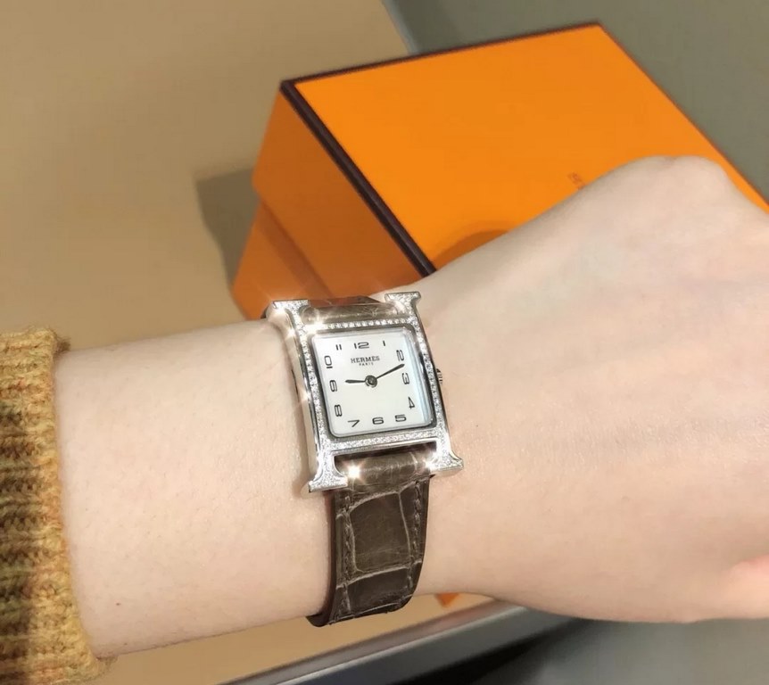 Hermes HEURE H series, the most classic H case, white natural mother-of-pearl face, purely hand-polished and made of this square dial watches really have no resistance at all.316 stainless steel case precision polished H