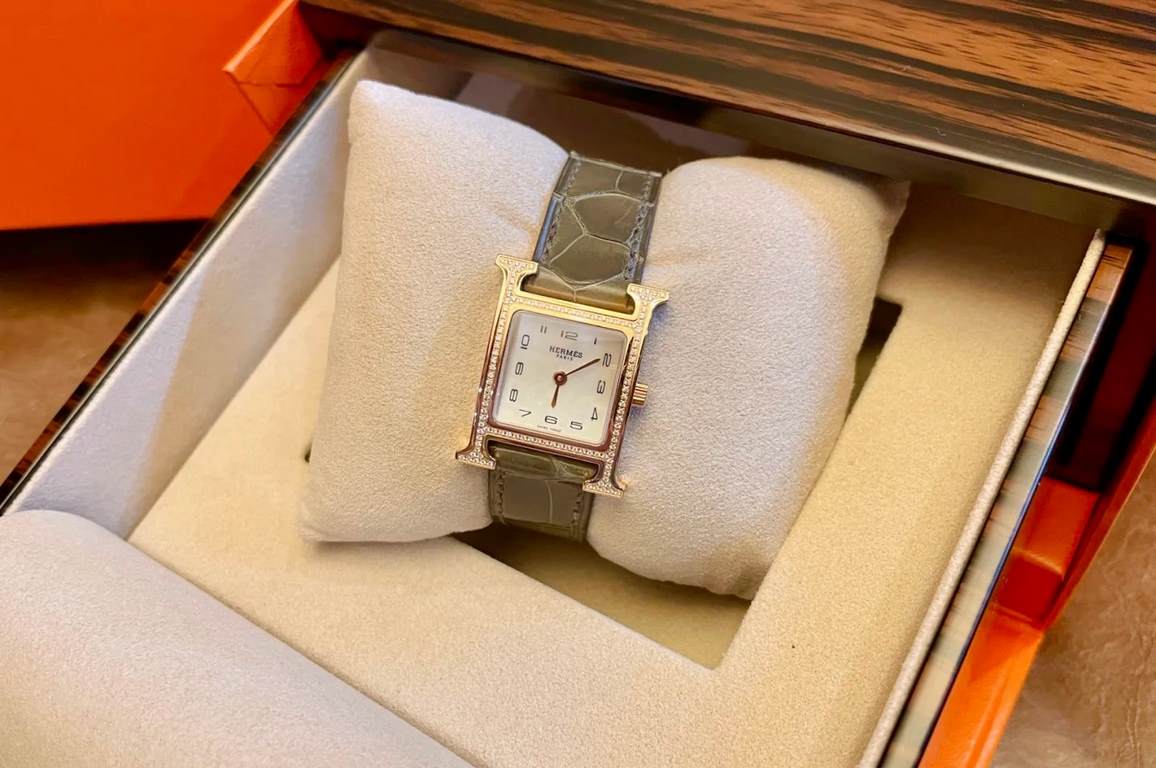 Hermes HEURE H series, the most classic H case, white natural mother-of-pearl face, purely hand-polished and made of this square dial watches really have no resistance at all.316 stainless steel case precision polished H