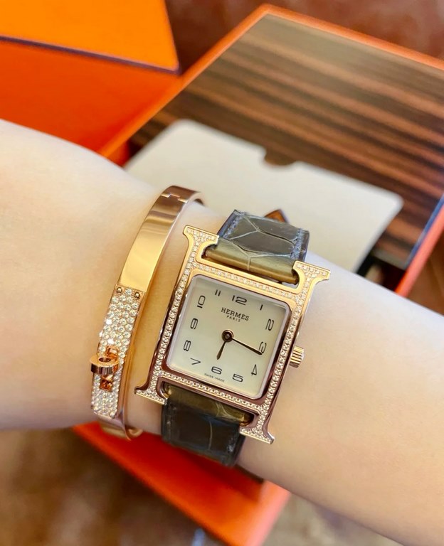 Hermes HEURE H series, the most classic H case, white natural mother-of-pearl face, purely hand-polished and made of this square dial watches really have no resistance at all.316 stainless steel case precision polished H