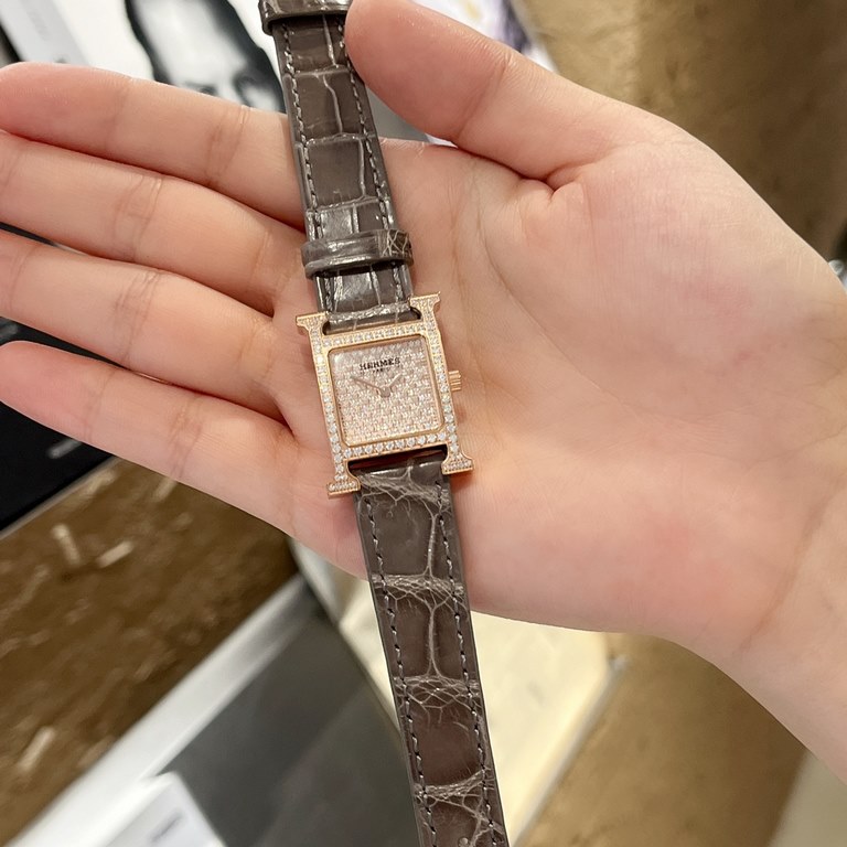 Crocodile full diamond series   Hermes NANTUCKET series, follow the pace of hermes cape cod, naughty to meet the wonderful future, Hong Kong DFS Global Duty Free Shop new listing Diameter small 21mm A big sky star dial, 