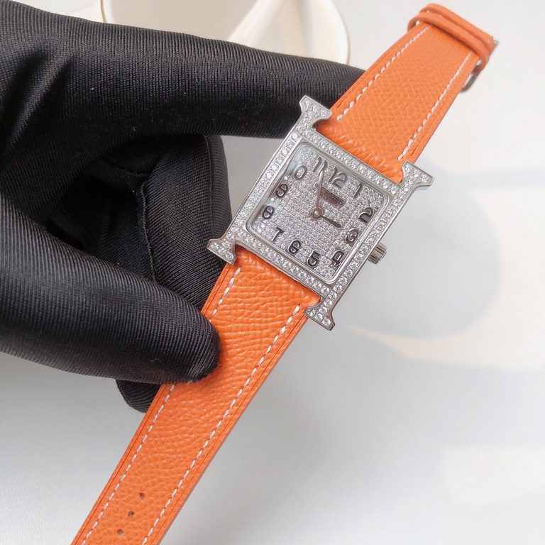 The case of the Heure H watch is crafted by Hermès HOrlOger artisans. The H is a symbol that has remained vibrant, energetic and fresh over the years. All thanks in large part to the unique idea of capturing time in a si