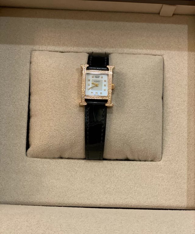 Hermes NANTUCKET series, follow the pace of Hermes cape cod, naughty to meet the wonderful future, Hong Kong DFS Global Duty Free new listing diameter small 21mm medium 26mm mother-of-pearl dial, Swiss quartz movement, C