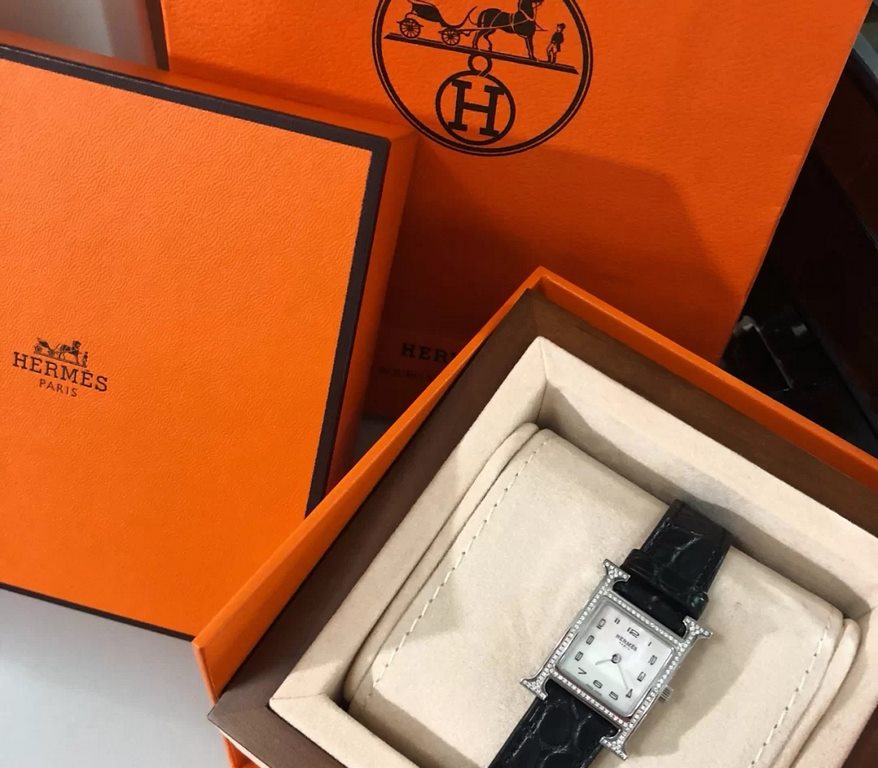 Hermes NANTUCKET series, follow the pace of Hermes cape cod, naughty to meet the wonderful future, Hong Kong DFS Global Duty Free new listing diameter small 21mm medium 26mm mother-of-pearl dial, Swiss quartz movement, C