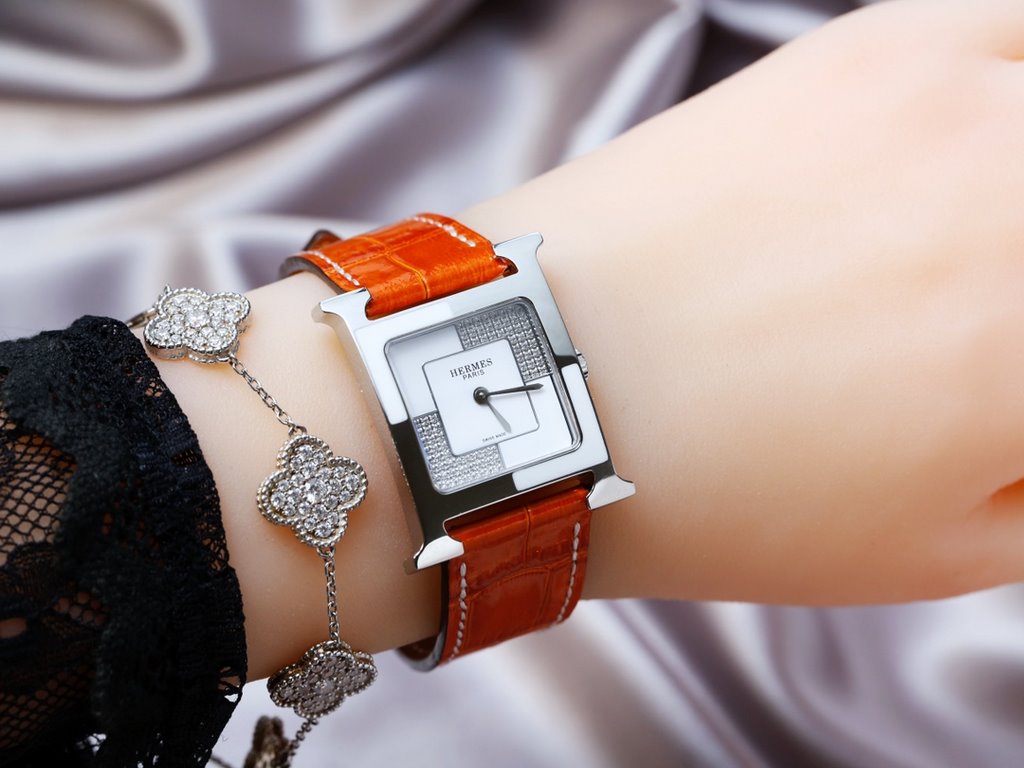 Hermès HERMèS HEURE H collection. The letter H is used to shape the case of the watch, a sign of the Maison's maverick, standard-issue style that has evolved over time and remains a constant, making it one of the most po