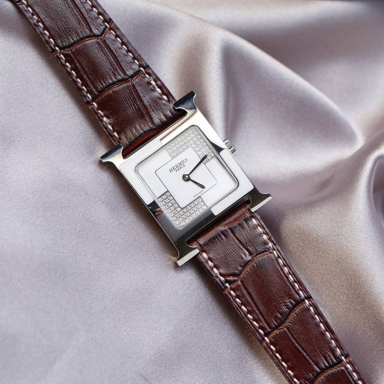 Hermès HERMèS HEURE H collection. The letter H is used to shape the case of the watch, a sign of the Maison's maverick, standard-issue style that has evolved over time and remains a constant, making it one of the most po