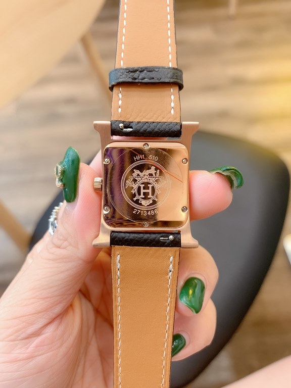 The case of the Heure H watch is crafted by Hermès HOrlOger artisans. The H is a symbol that has remained vibrant, energetic and fresh over the years. All thanks in large part to the unique idea of capturing time in a si