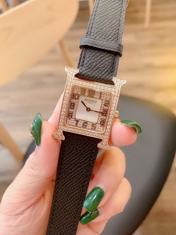 The case of the Heure H watch is crafted by Hermès HOrlOger artisans. The H is a symbol that has remained vibrant, energetic and fresh over the years. All thanks in large part to the unique idea of capturing time in a si