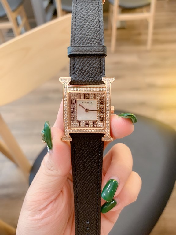 The case of the Heure H watch is crafted by Hermès HOrlOger artisans. The H is a symbol that has remained vibrant, energetic and fresh over the years. All thanks in large part to the unique idea of capturing time in a si