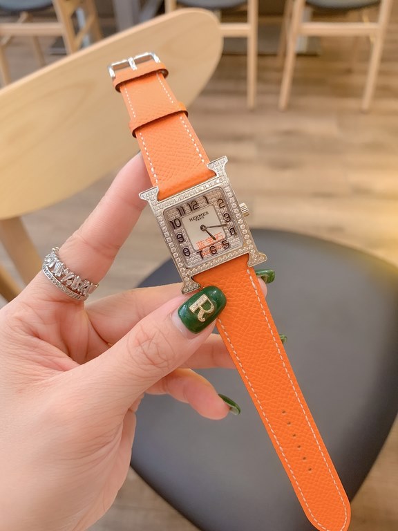 The case of the Heure H watch is crafted by Hermès HOrlOger artisans. The H is a symbol that has remained vibrant, energetic and fresh over the years. All thanks in large part to the unique idea of capturing time in a si