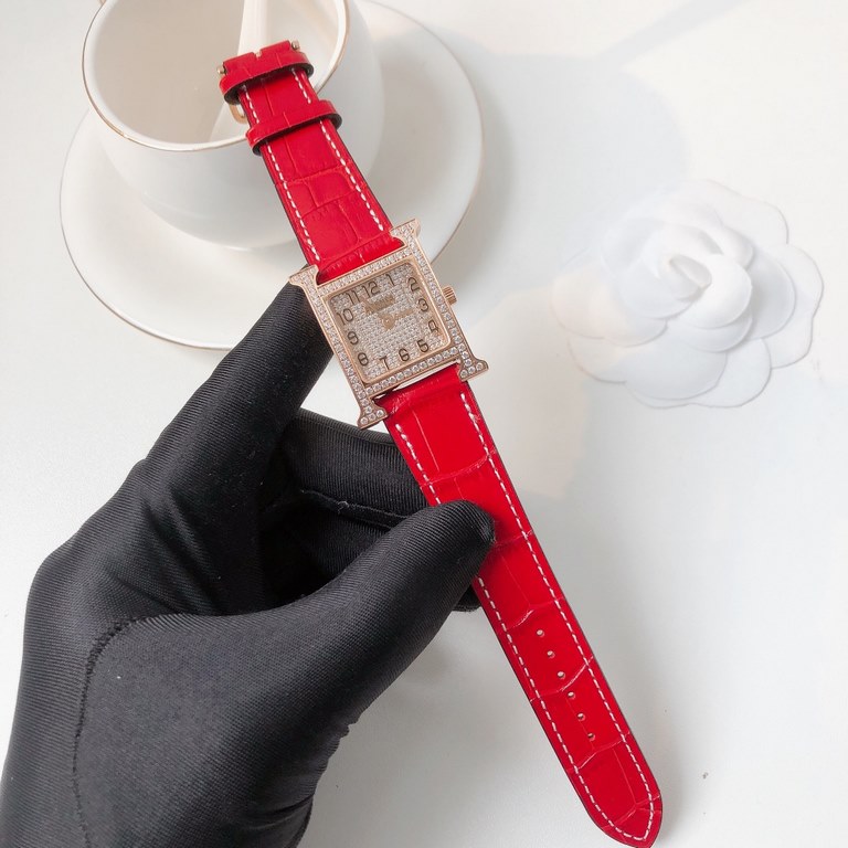 The case of the Heure H watch is crafted by Hermès HOrlOger artisans. The H is a symbol that has remained vibrant, energetic and fresh over the years. All thanks in large part to the unique idea of capturing time in a si