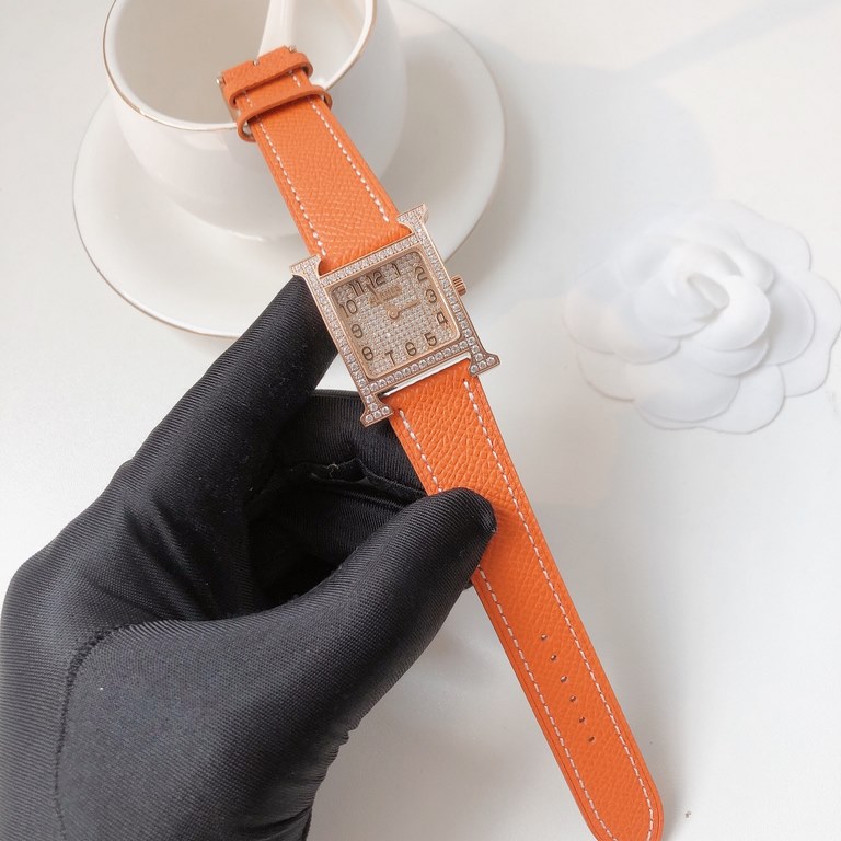 The case of the Heure H watch is crafted by Hermès HOrlOger artisans. The H is a symbol that has remained vibrant, energetic and fresh over the years. All thanks in large part to the unique idea of capturing time in a si