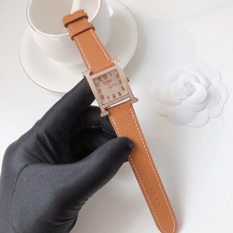 The case of the Heure H watch is crafted by Hermès HOrlOger artisans. The H is a symbol that has remained vibrant, energetic and fresh over the years. All thanks in large part to the unique idea of capturing time in a si